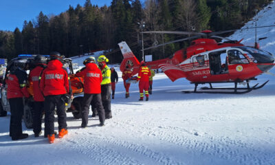 Accident grav pe o pârtie din Azuga: Un bărbat a suferit o lovitură serioasă la cap, fiind solicitat un elicopter SMURD.