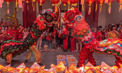 Începutul „Anului Șarpelui”: milioane de oameni sărbătoresc Anul Nou Chinezesc, străzile și casele fiind decorate cu simboluri ale fericirii.
