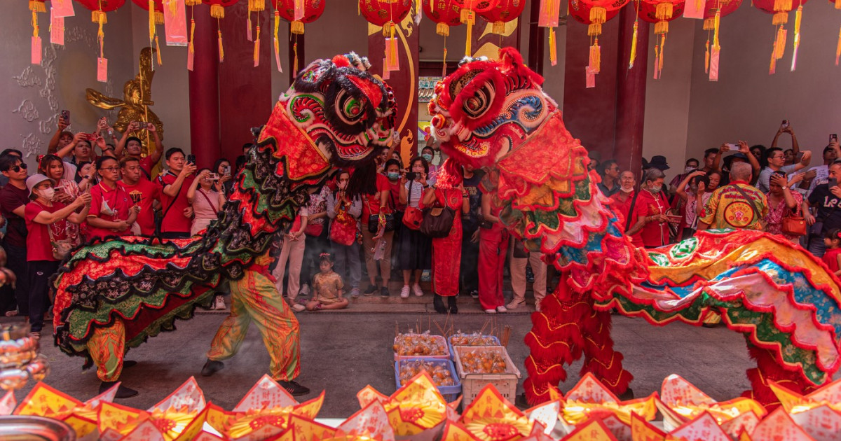 Începutul „Anului Șarpelui”: milioane de oameni sărbătoresc Anul Nou Chinezesc, străzile și casele fiind decorate cu simboluri ale fericirii.