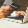 2025 începe cu schimbări în economie: Scad ratele la credite, dar inflația și măsurile fiscale afectează veniturile românilor