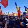 VIDEO: Călin Georgescu, disperat să-și salveze candidatura, încearcă să-și anime susținătorii amorțiți: „Sus steagurile, sus frunțile!”