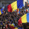 Susținătorii lui Georgescu s-au confruntat cu jandarmii și au aruncat sticle în Piața Victoriei.