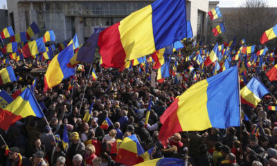 Susținătorii lui Georgescu s-au confruntat cu jandarmii și au aruncat sticle în Piața Victoriei.