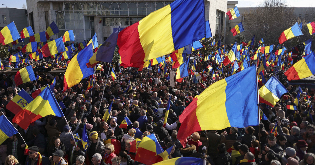 Susținătorii lui Georgescu s-au confruntat cu jandarmii și au aruncat sticle în Piața Victoriei.