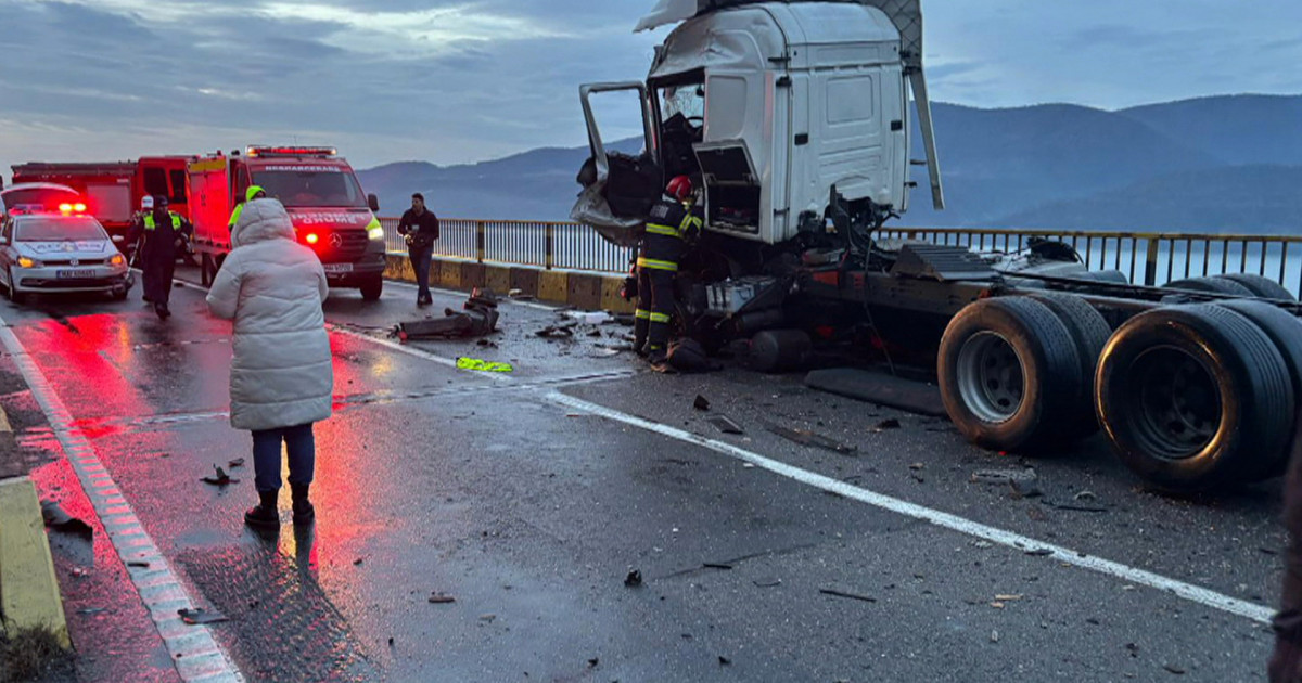 Accident grav între două TIR-uri pe DN6: un șofer a decedat în urma impactului violent. Traficul este oprit pe Defileul Dunării.