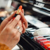 Cosmetice achiziționate din fonduri publice. O primărie din Gorj a investit mii de lei în rujuri, creme și farduri. Primar: „Asta e normalitatea”