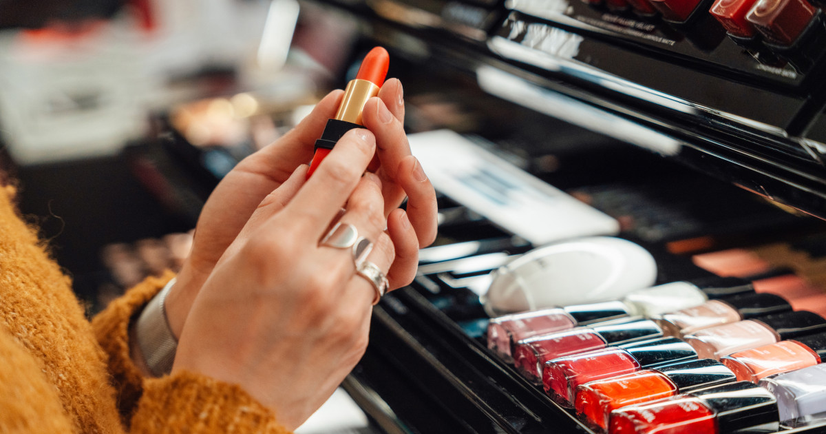 Cosmetice achiziționate din fonduri publice. O primărie din Gorj a investit mii de lei în rujuri, creme și farduri. Primar: „Asta e normalitatea”