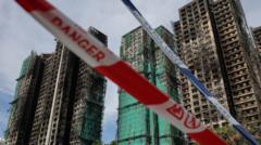 Numărul deceselor în urma incendiului din blocurile de turn din Hong Kong crește la 128