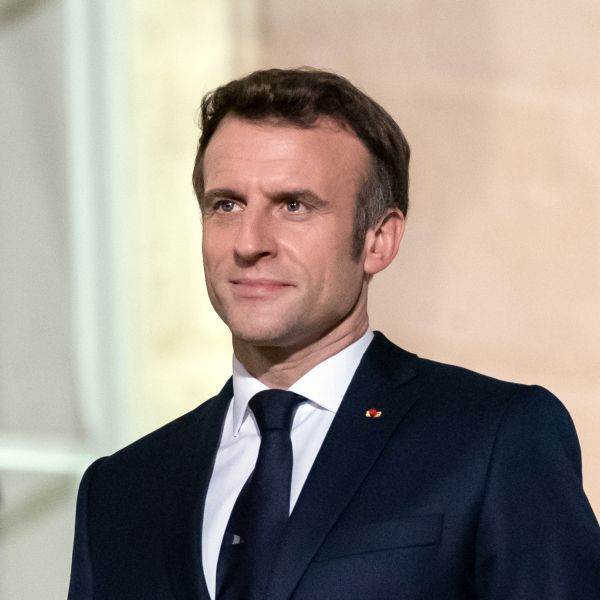 Emmanuel Macron dezavuează sugestia că Franţa va trimite tinerii la război în Ucraina.