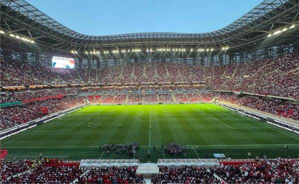 Promotorii Superligii europene solicită 4,5 miliarde euro de la UEFA.