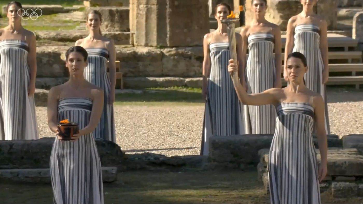 JO de iarnă 2026: Ştafeta flăcării olimpice a început călătoria la Olympia, Grecia.
