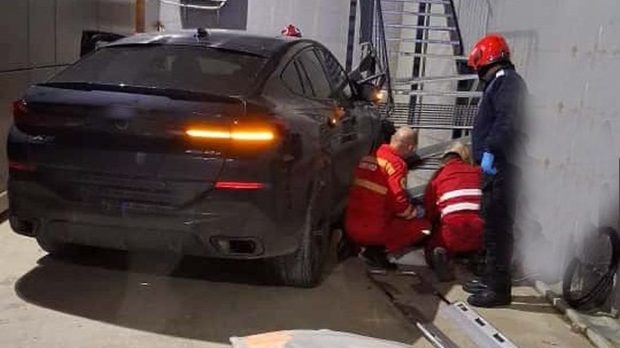 Doi tineri în scaun cu rotile, însoțiți de o asistentă, au fost loviți de o mașină în curtea unui centru medical din Bihor, iar unul dintre ei a decedat.