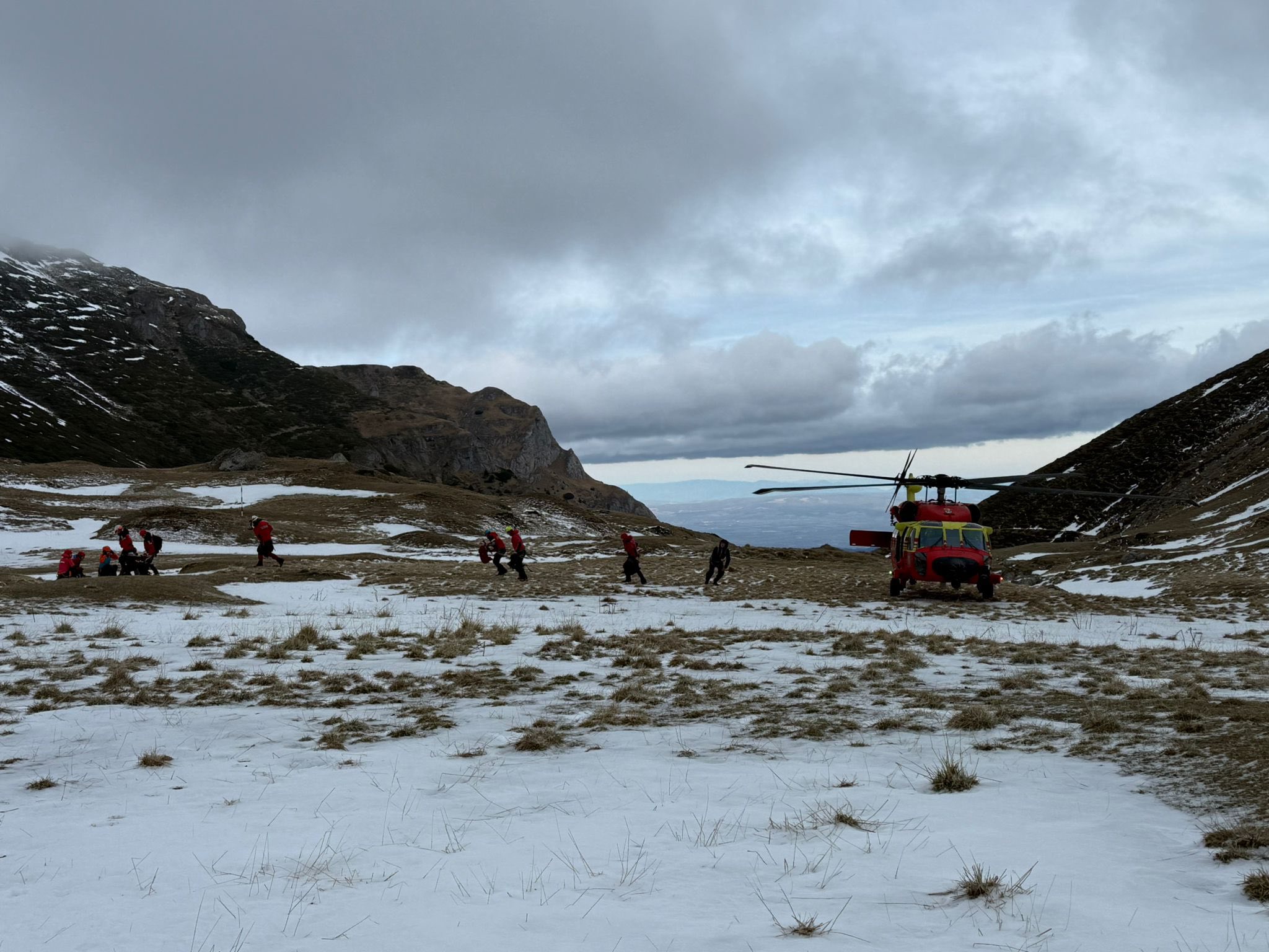 Elicopter Black Hawk utilizat pentru prima dată de salvamontiștii din Brașov într-o misiune de căutare a unui turist dispărut de duminică în Bucegi.