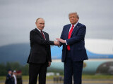 The Guardian: Planul de pace al lui Trump pare să fi fost redactat inițial în limba rusă. Analiza documentului generează îndoieli.