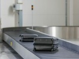 Ghid pentru pasagerii care întâmpină dificultăți cu bagajele în timpul călătoriilor cu avionul. Ce sumă pot primi cei afectați?