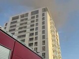 Incendiu cu fum dens într-un bloc din Sectorul 5. Salvatorii inspectează apartamentele pentru a identifica posibile victime.