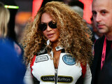 Beyoncé, apariție spectaculoasă la Formula 1 Las Vegas. Artista a purtat un costum de curse realizat special pentru ea.