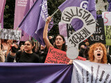 Protest în Turcia împotriva violenței asupra femeilor. Mii de oameni au strigat numele victimelor femicidului.