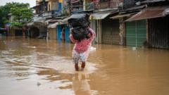 Cel puțin 41 de morți din cauza ploilor neîncetate care inundă Vietnamul.