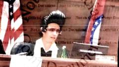 Judecător din SUA demisionează după ce a fost sancționat pentru că a purtat perucă Elvis în instanță.