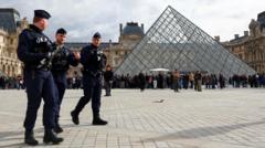 Patru noi arestări au fost efectuate în urma jafului de bijuterii de la Louvre.