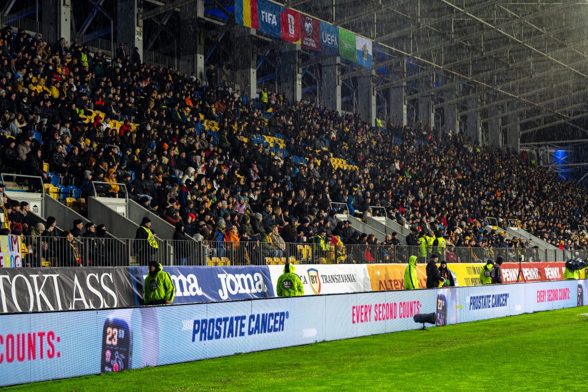 Am întrebat bărbații de la meciul România – San Marino dacă au observat sponsorul misterios de pe stadion.