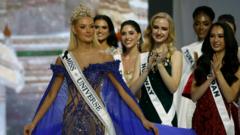 Doi jurați de la Miss Universe au demisionat din concursul afectat de scandal, unul dintre ei susținând că este aranjat.