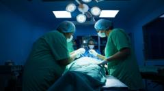 Muzica facilitează intervențiile chirurgicale și accelerează recuperarea, conform unui studiu indian.