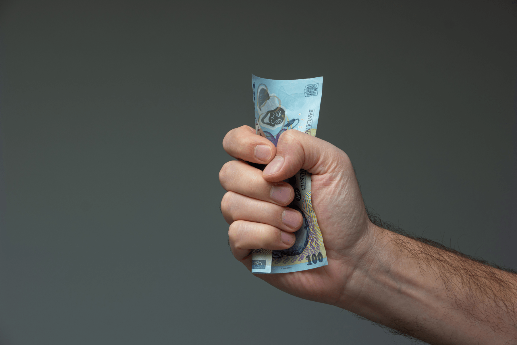 Comisarul european Mînzatu, referitor la o eventuală înghețare a salariului minim: „Nu vom iniția o procedură de infringement” împotriva României