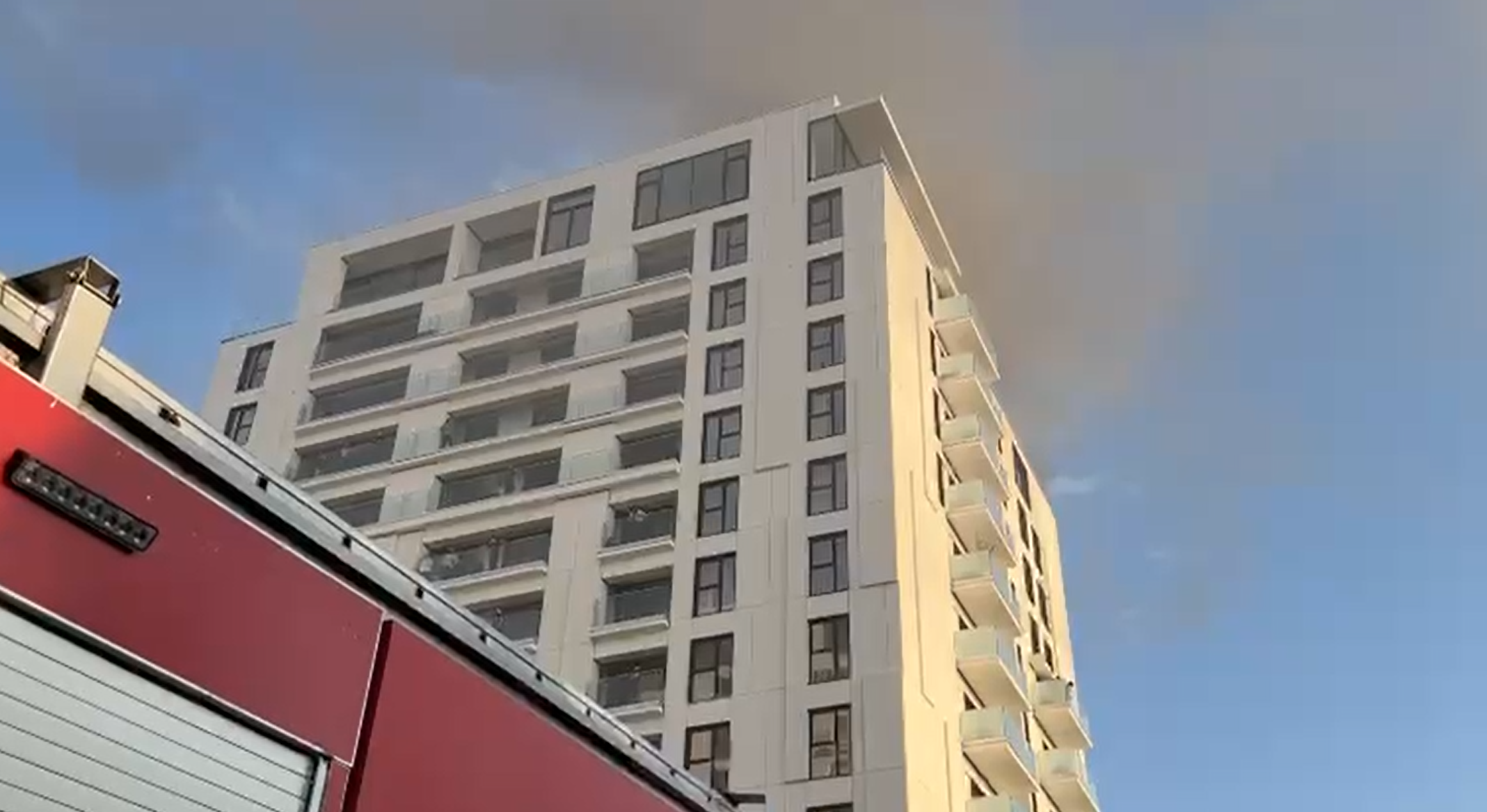 Incendiu cu degajări mari de fum la un bloc din București, cu intervenția mai multor echipaje de pompieri.