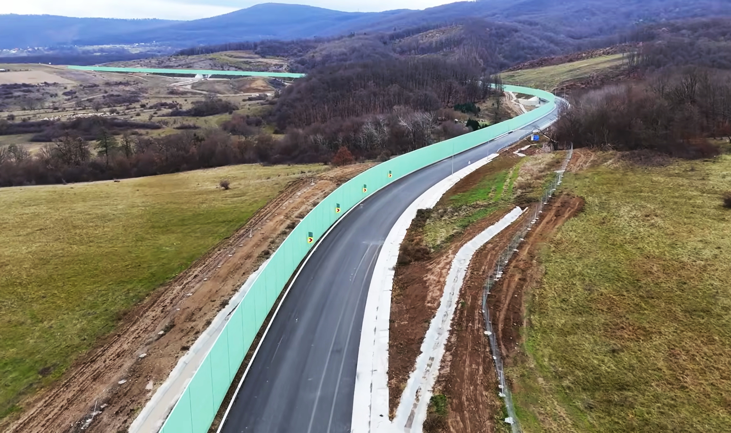 În decembrie se deschide în Transilvania primul drum realizat de chinezi în România, cu o întârziere semnificativă și o penalizare de aproape 2 milioane de euro.