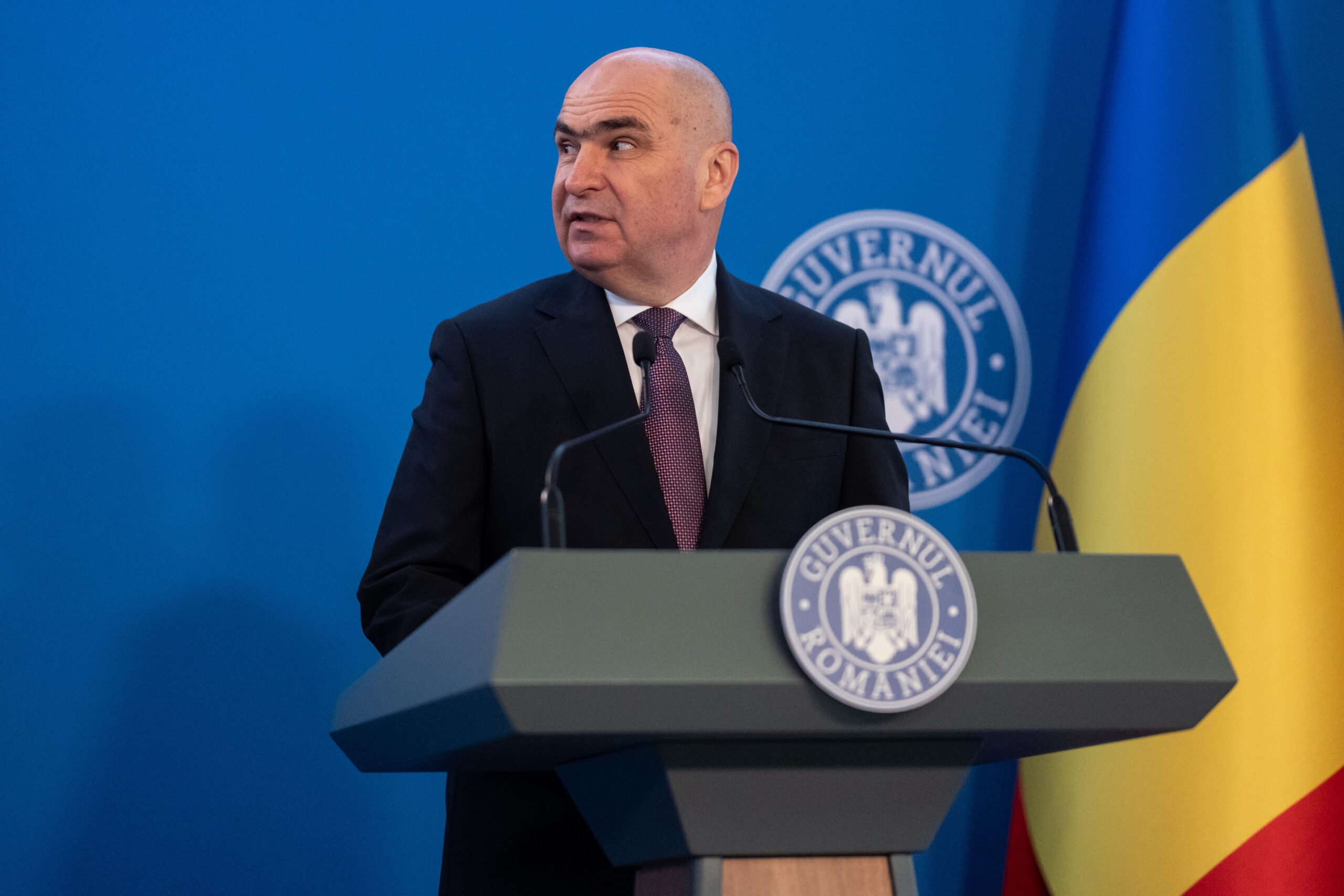 Guvernul a inițiat o cercetare disciplinară pentru angajatul care a bruscat jurnaliștii ce doreau să-i adreseze întrebări premierului Bolojan.