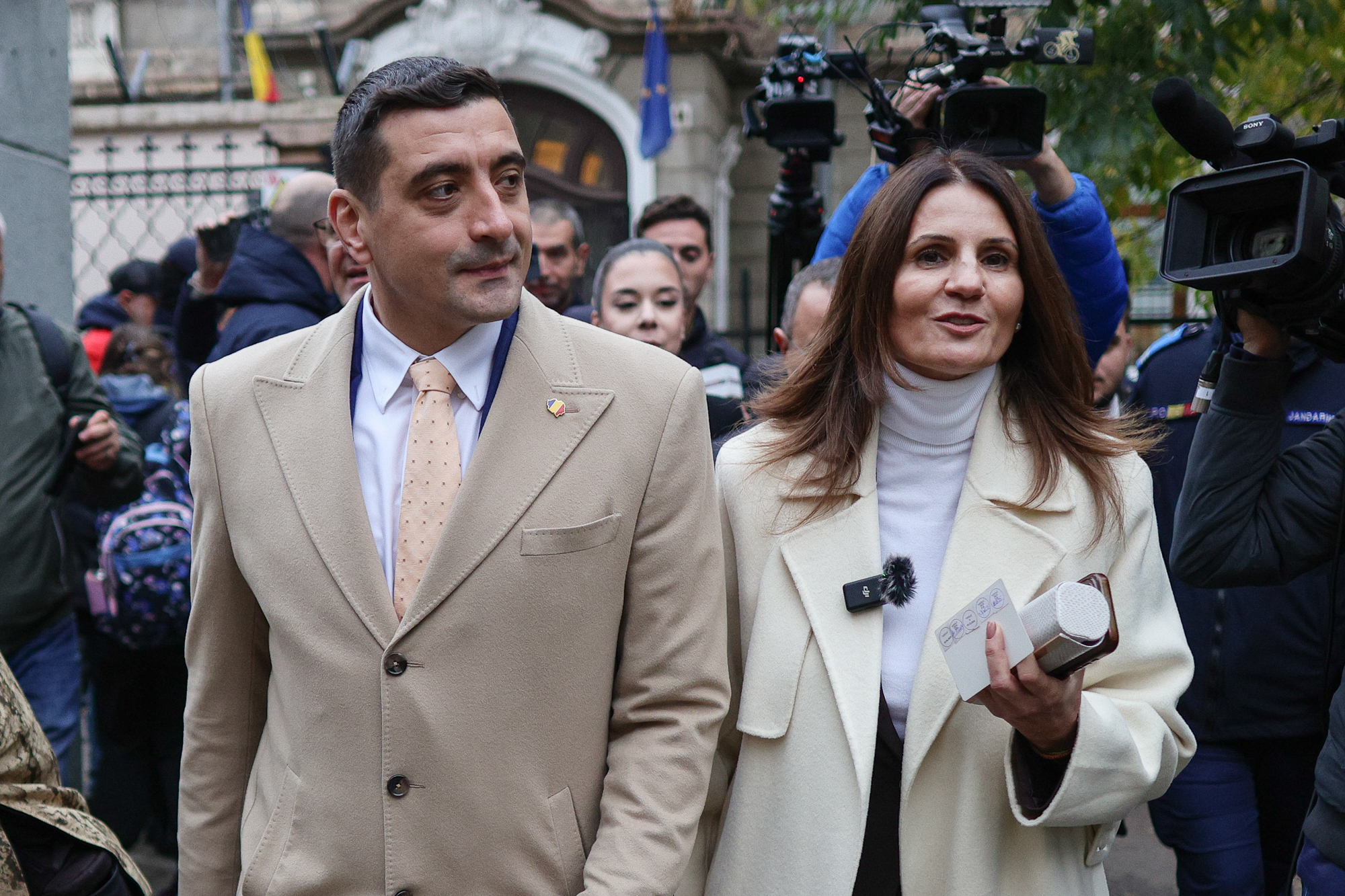 INVESTIGAȚIE: George Simion a investit 1 milion de euro pentru o zi de promovare la Realitatea Plus. Emisiunea Ancăi Alexandrescu i-a perceput o taxă de 450.000 de euro pentru două ore, deși el nu a fost prezent, iar ulterior AUR a solicitat decontarea sumelor din buget.