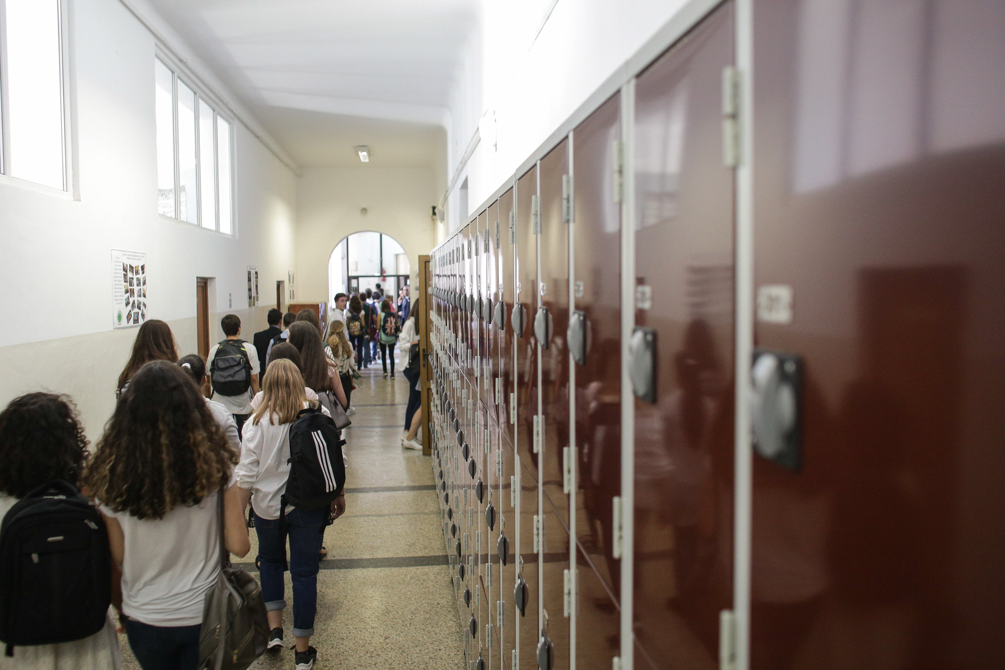50% dintre noile programe pentru liceu prezentate de Ministerul Educației recomandă utilizarea inteligenței artificiale în timpul cursurilor.