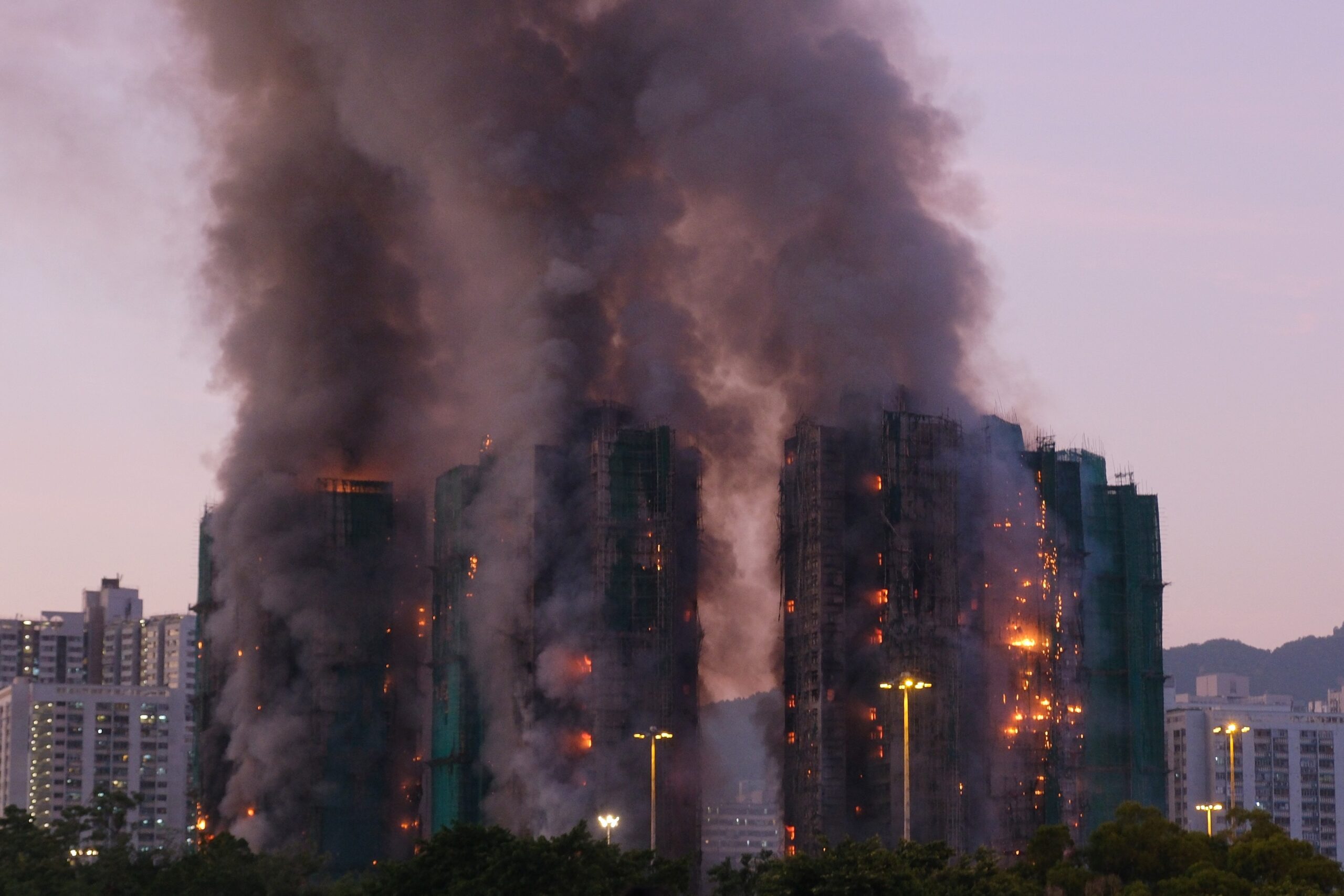 Cinci zgârie-nori au fost cuprinsi de flăcări în Hong Kong, într-un complex cu 2.000 de apartamente, iar mulți oameni sunt blocați în turnurile in flăcări.