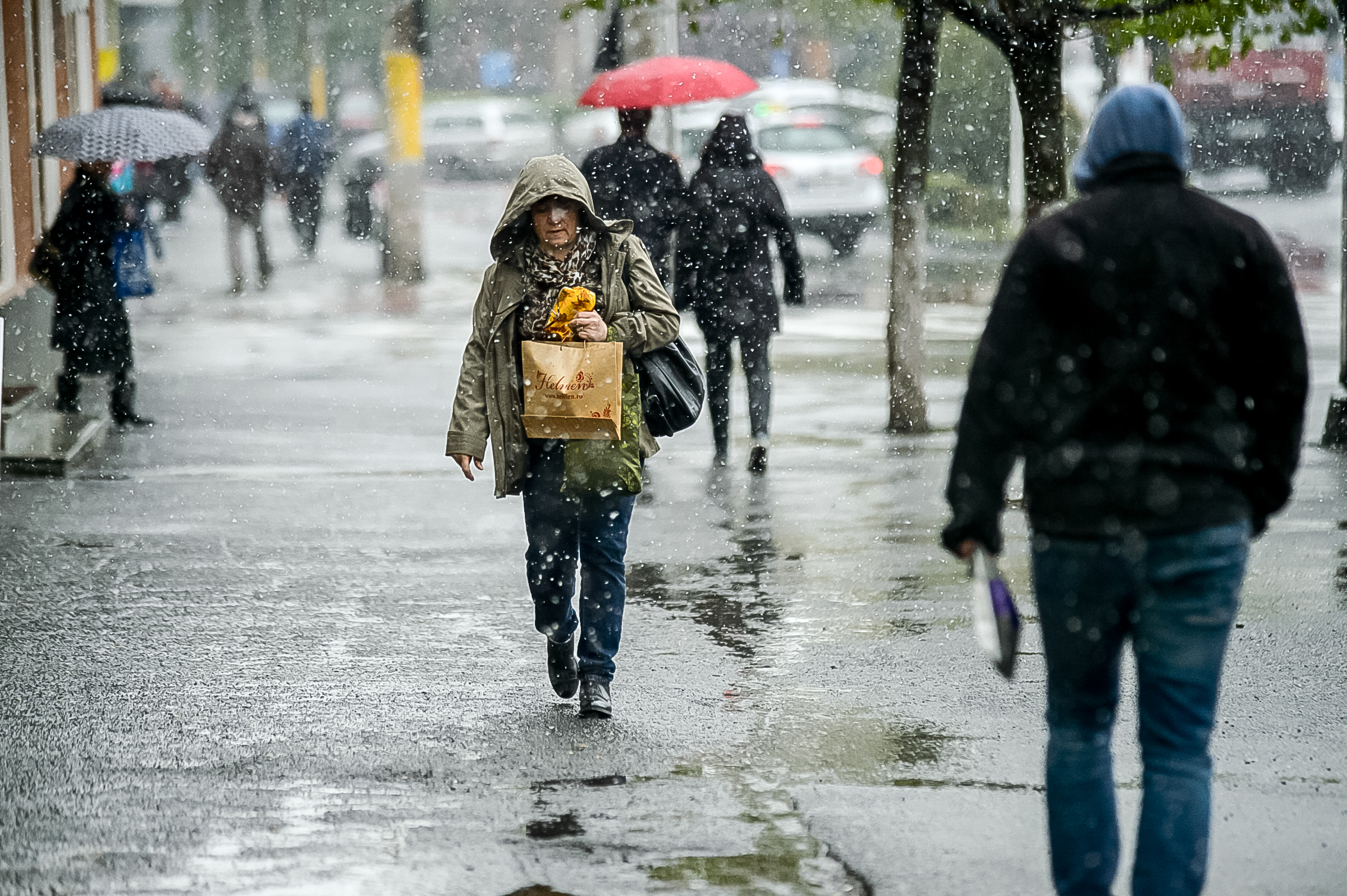 Alertă de la meteorologi: Ploile se răspândesc în întreaga țară, vremea se răcește considerabil / Zonele unde va fi lapoviță și ninsoare