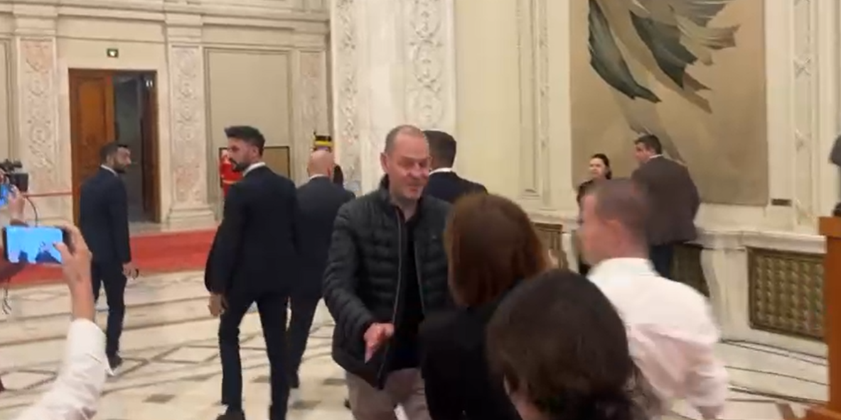Scene șocante. Ofițerul de presă al Guvernului împinge jurnaliștii care doresc să-i pună întrebări premierului Bolojan.