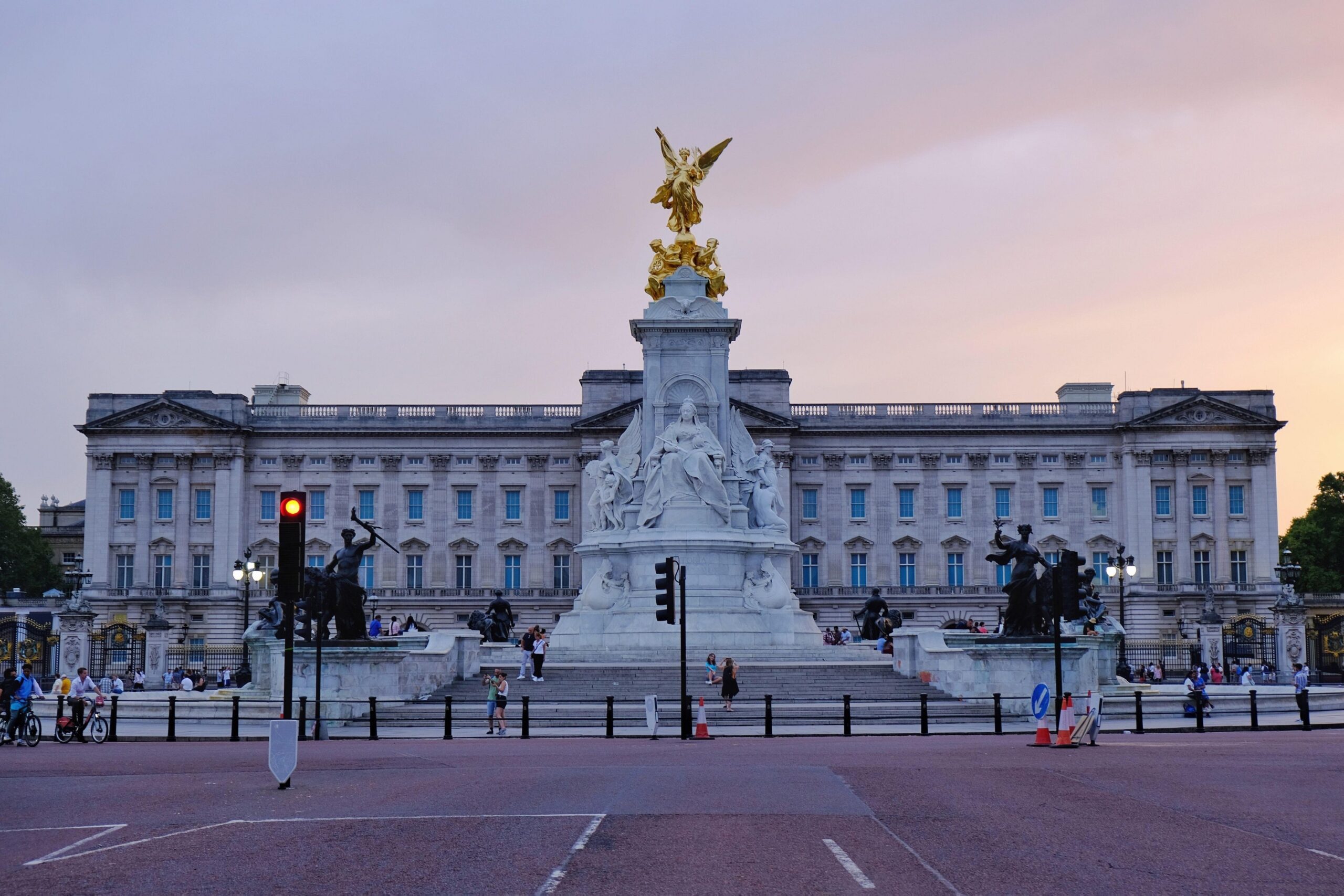 Mai mulţi turişti au fost înşelaţi de o reclamă falsă, creată cu ajutorul AI, care promitea un târg de Crăciun la Palatul Buckingham.