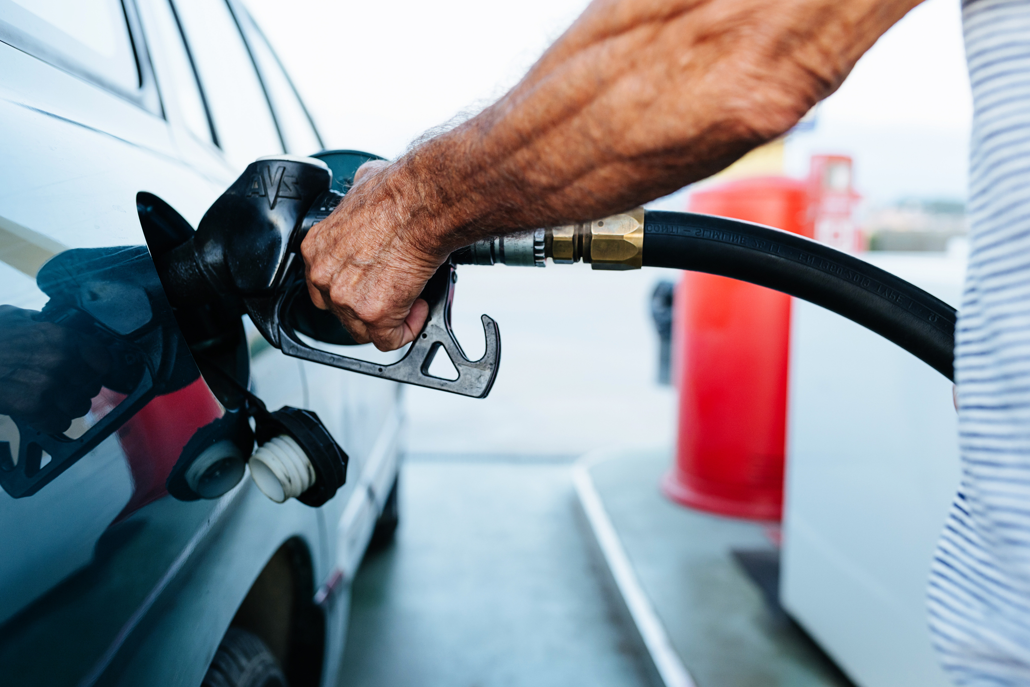 Carburanții devin tot mai costisitori: litrul de motorină a depășit 8 lei. Românii plătesc la pompă mai mult decât suedezii.