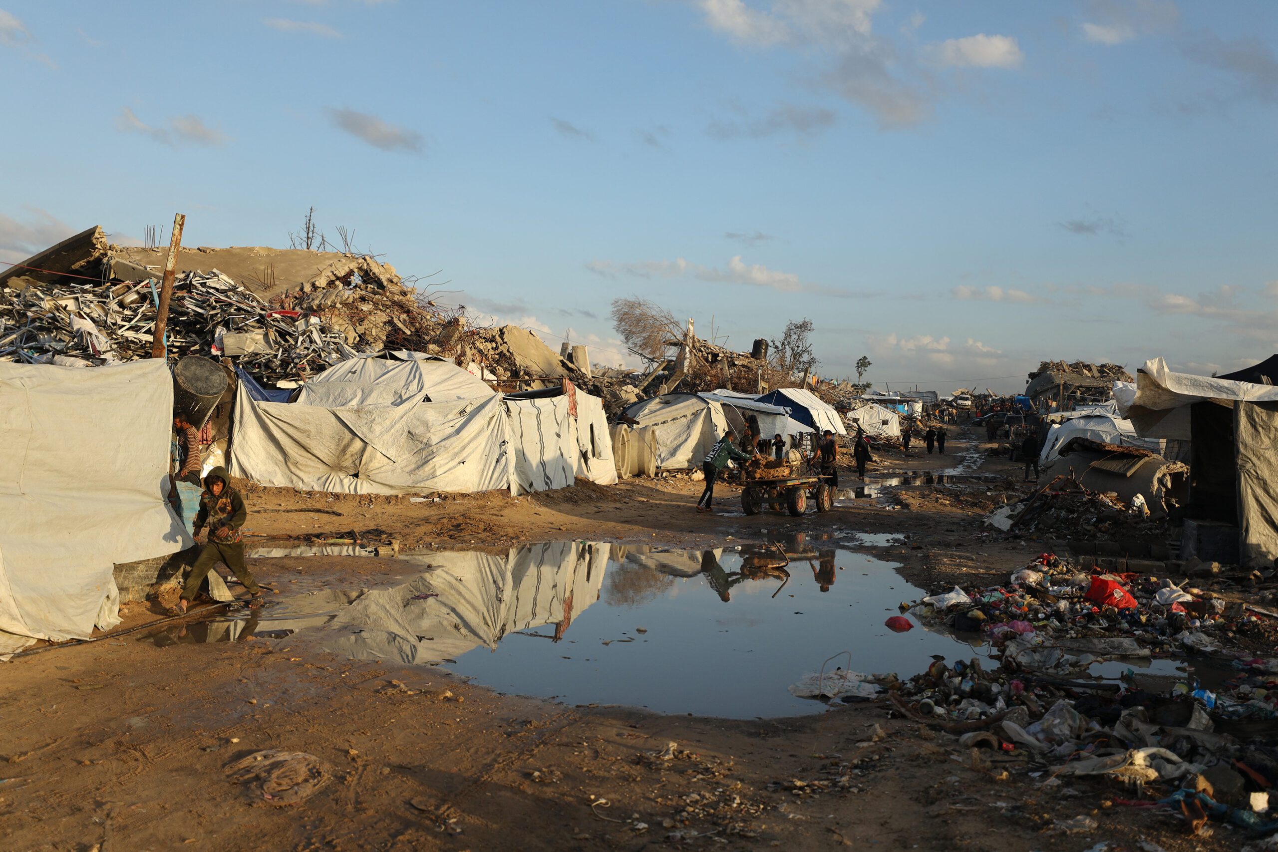 Inundații în Fâșia Gaza cauzate de ploi abundente. Corturi avariate, 2 milioane de oameni în pericol.