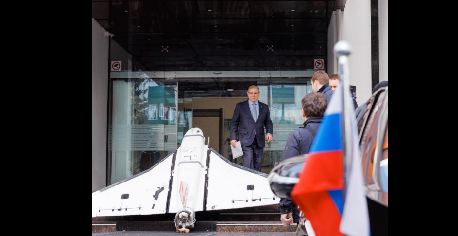 Trimisul lui Putin la Chișinău a fost „întâmpinat” de drona rusă care a căzut pe o casă. Aparatul de zbor a fost lăsat pe scările MAE.