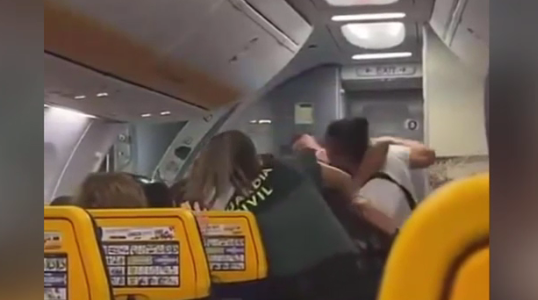 O luptătoare MMA a înfruntat doi polițiști spanioli care încercau să o debarce din avion, iar aceștia au fost spitalizați.
