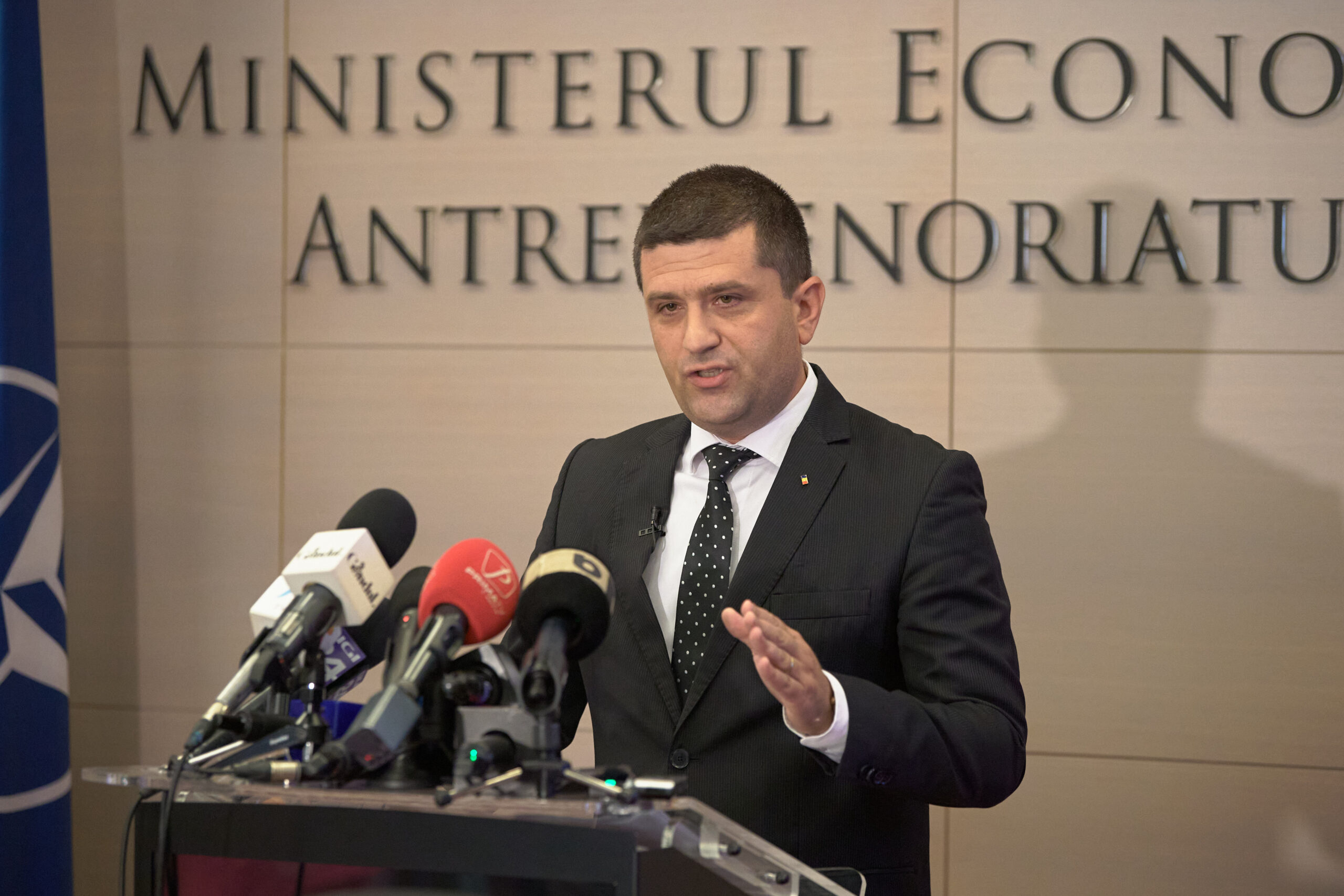 Radu Miruță, referitor la Lukoil: Nu putem să ne facem că luptăm împotriva a ceea ce se întâmplă în Rusia, oferindu-le combustibili prin canale secundare.