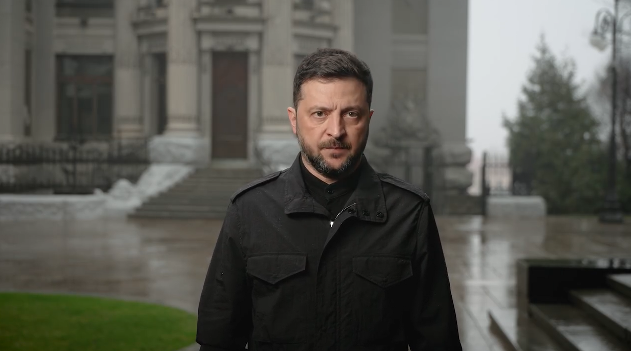 Volodimir Zelenski: „Ucraina se confruntă cu o decizie dificilă, între pierderea demnității și pierderea unui partener-cheie”. Mesajul președintelui către națiune privind planul de pace negociat de SUA și Rusia.