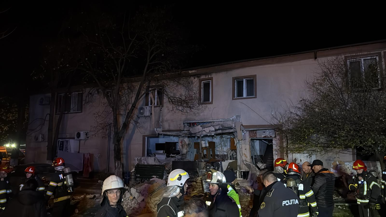Explozie într-un apartament din Buftea. Pompierii caută persoane posibil prinse sub dărâmături; risc de prăbușire.