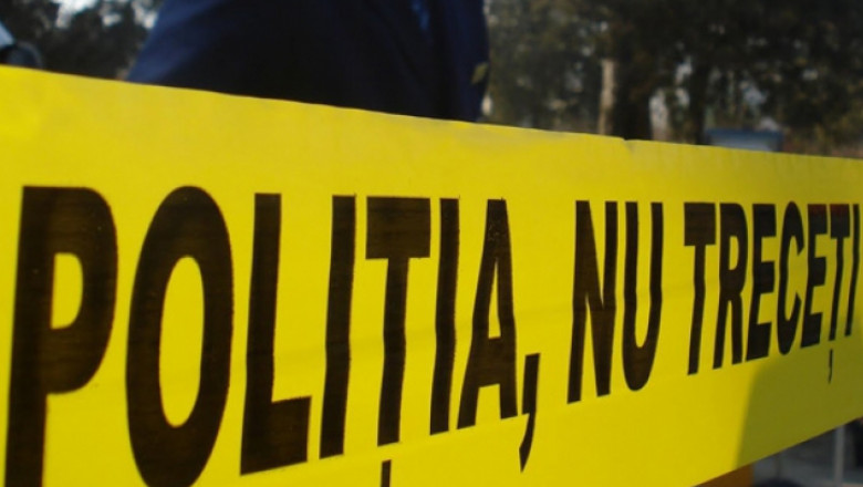 O femeie a decedat după ce a fost descoperită cu semne de violență într-o grădină din Caraș-Severin. Fiul victimei este căutat de autorități.