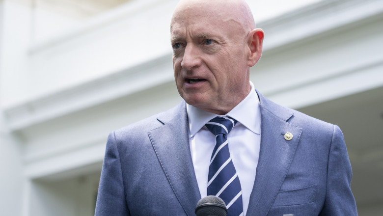 Pentagonul îl avertizează pe senatorul democrat Mark Kelly cu recrutarea în armată pentru a fi judecat pentru răzvrătire.