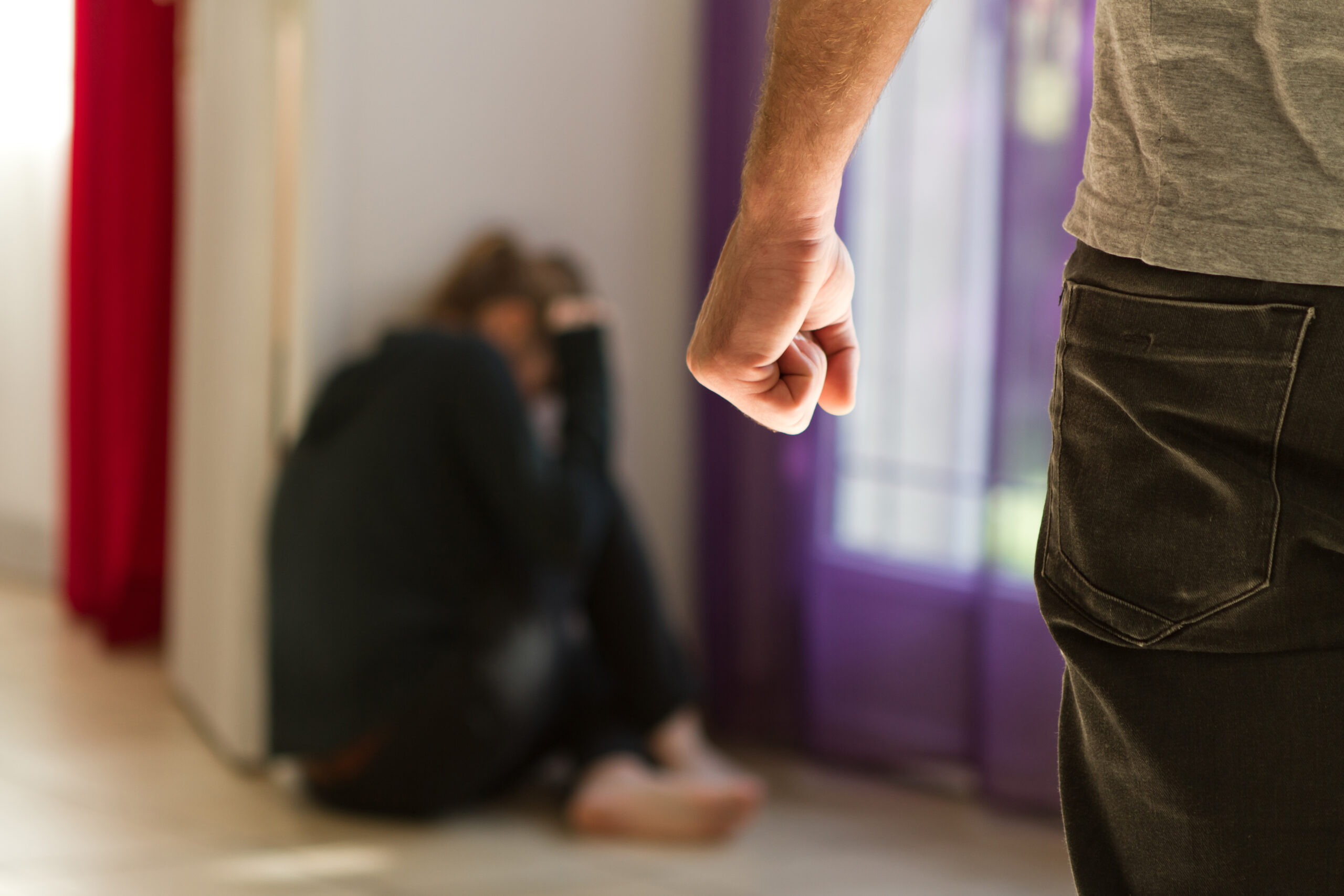 Femeile beneficiare de ordin de protecție, victime ale violenței domestice, ar putea avea acces la terapie gratuită. Inițiativă în Parlament