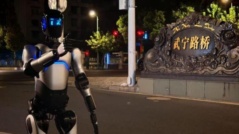 Un robot umanoid a stabilit un record mondial, mers pe jos 106 km fără întrerupere, și la final a declarat că „are nevoie de pantofi noi”.