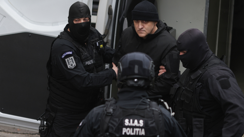 Horațiu Potra, împreună cu fiul și nepotul său, au fost aduși la Curtea de Apel București. Judecătorii se află în deliberare cu privire la măsura arestului.